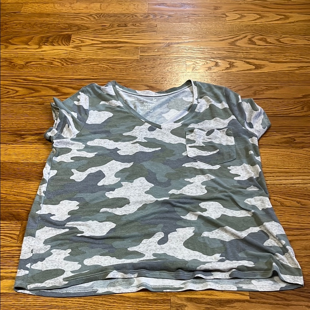 SO Women's Camo Short Sleeve Tee - Green and Gray